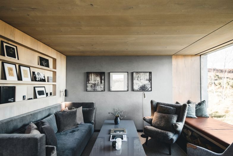 Im Kyle House trifft der «Papa Bear Chair» von Hans Wegner auf Möbelstücke von Ilse Crawford. Das honiggelbe Eichenholz an Wänden und Boden lieferte die dänische Firma Dinesen.