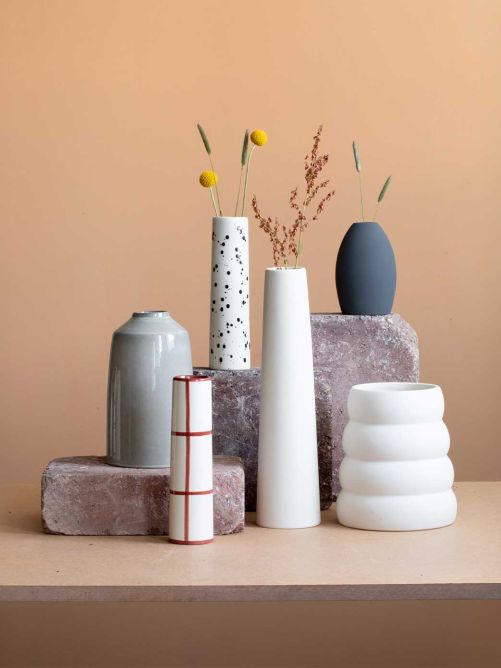 Mit einer Auswahl an neutralen Farben bringen die Vasen und Krüge ruhige Eleganz ins Zuhause. Hinter dem Design steckt der Kochbuchautor und Food-Fotograf Joel Adank. Er war ständig auf der Suche nach Gegenständen, um seine Rezepte in Szene zu setzen. Weil er die Sachen am liebsten selbst gestalten wollte, schrieb er sich im Oktober 2021 zu einem Intensiv-Töpferkurs ein. «Ich hatte nach all den Foto-Shootings ein gutes Gespür dafür entwickelt, welche Farben und Formen ein Gericht optimal zur Geltung bringen», sagt der Jungdesigner. Grau-, Beige- und Blautöne erwiesen sich als optimale Kontrasttöne zu den warmen Farben des Essens. Inzwischen werden die Entwürfe in einer kleinen Manufaktur in Portugal handgefertigt. ATELIER AGAVE, https://atelieragave.com
