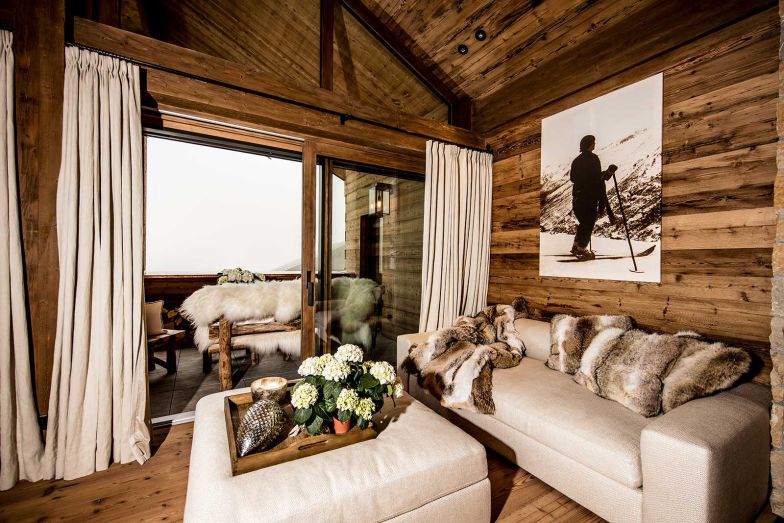 Die Sitzlandschaften mit kuscheligen Decken und Kissen laden drinnen und draussen zum Verweilen ein.