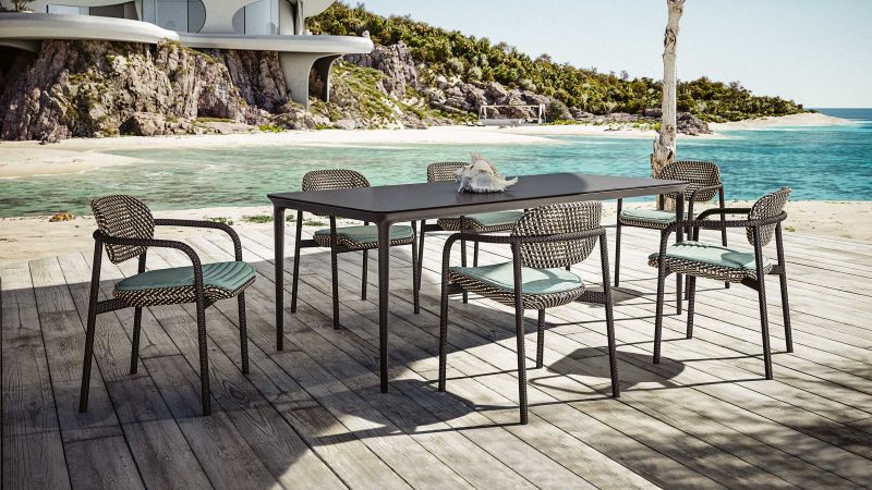 Die Kollektion «ROII» von Designer Benjamin Baum umfasst in zwei unterschiedlichen Stilen geflochtene Stühle und Sessel. Die kompakten Möbel sind leicht und stapelbar. Dedon.