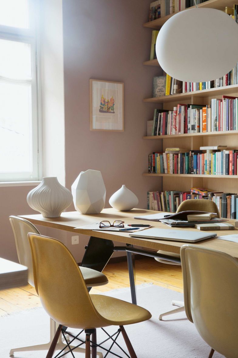 Im Ess- bzw. Arbeitszimmer ziert ein Stillleben mit Vasen von Rosenthal den «EM Table», den Jean Prouvé für Vitra entwarf. Die Stühle gestalteten Charles und Ray Eames 1950 für Herman Miller.