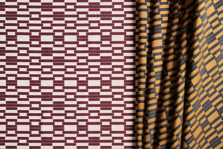«Tiles» gehört zu der umfangreichen Bezugsstoffkollektion «Icona», die der Designer Arthur Arbesser entworfen hat. Ihr Name ist Programm, das Muster ist inspiriert von grafisch gesetzten Kacheln aus der Art-Déco-Zeit. Es gibt sie in den zwei Farbausführungen Bordeaux und Nero Tabacco. WITTMANN.AT