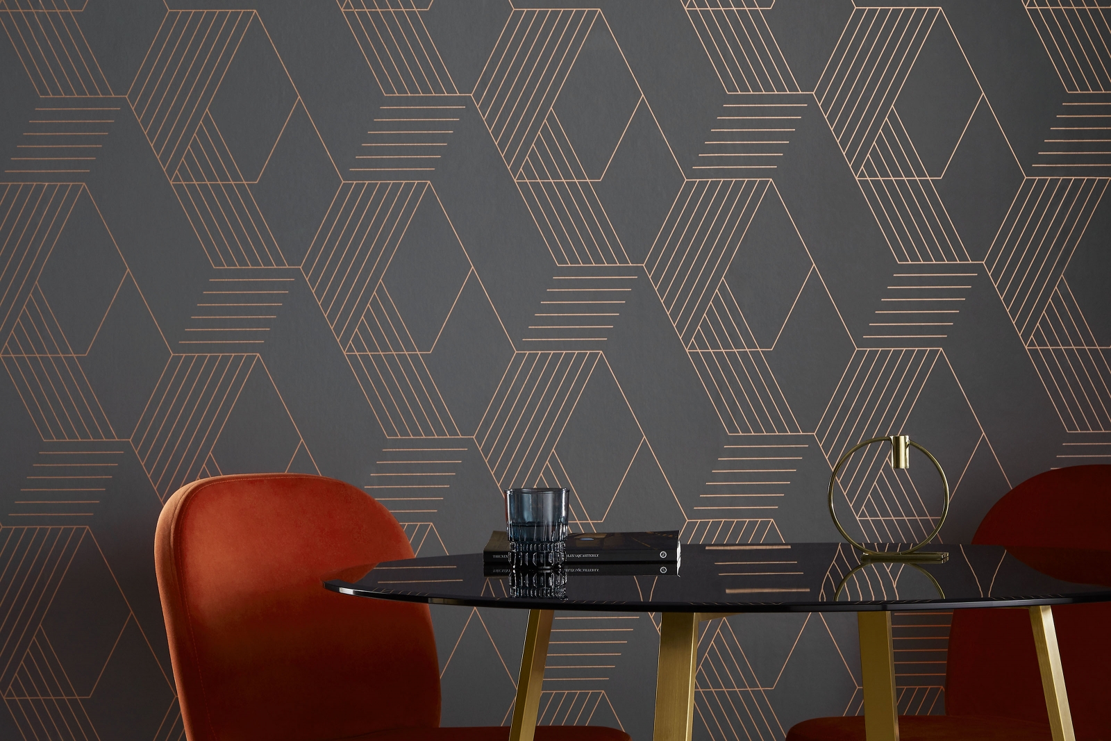 Neue Kleider braucht die Wand! Und mit der ersten Tapetenkollektion dieser Designbrand hat man die Qual der Wahl. Geometrische Muster oder botanische Prints lassen die Herzen höher schlagen und zaubern ein neues Wohngefühl auf die Wand. Unser Favorit ist «Pascal», eine Vliestapete in Eisengrau und Kupfer, die sich ganz einfach anbringen lässt. Made.com.