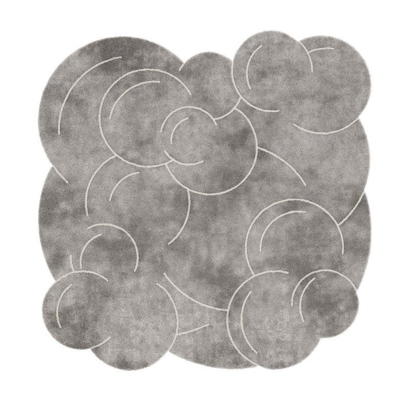 Die Teppiche der Kollektion «Bubbles» werden einzeln aus Tencel handgefertigt, was ihnen eine glänzende Optik verleiht. Für Spannung sorgen die unterschiedlichen Florhöhen von Fläche und Linie. BRETZ.DE