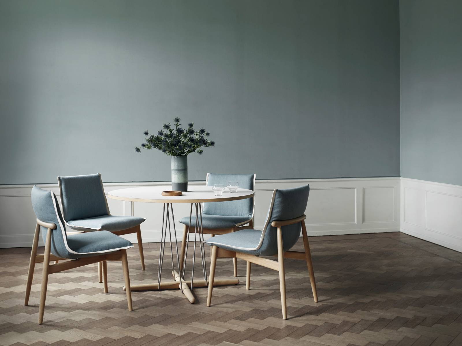 Es sind bereits vier Jahre vergangen, seit das österreichische Designtrio EOOS den Sessel «Embrace» entworfen hat. Kurz darauf folgte ein Lounger, nun ergänzen ein Tisch und ein Stuhl die Kollektion. Letzterer besteht aus einem perfekt geformten Holzrahmen, in dem ein weiches, einmal gefaltetes Polster liegt. Der Tisch kommt mit einem Minimum an Material aus und ist von einem Winddrachen inspiriert. Carl Hansen & Søn.