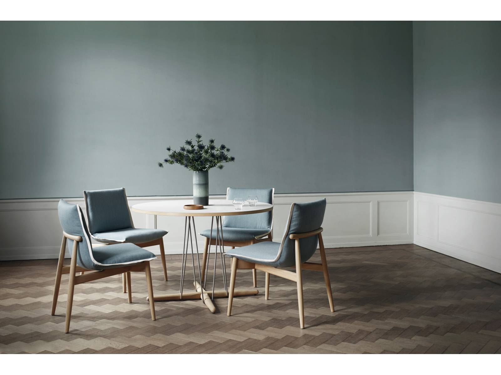 Es sind bereits vier Jahre vergangen, seit das österreichische Designtrio EOOS den Sessel «Embrace» entworfen hat. Kurz darauf folgte ein Lounger, nun ergänzen ein Tisch und ein Stuhl die Kollektion. Letzterer besteht aus einem perfekt geformten Holzrahmen, in dem ein weiches, einmal gefaltetes Polster liegt. Der Tisch kommt mit einem Minimum an Material aus und ist von einem Winddrachen inspiriert. Carl Hansen &amp; Søn.