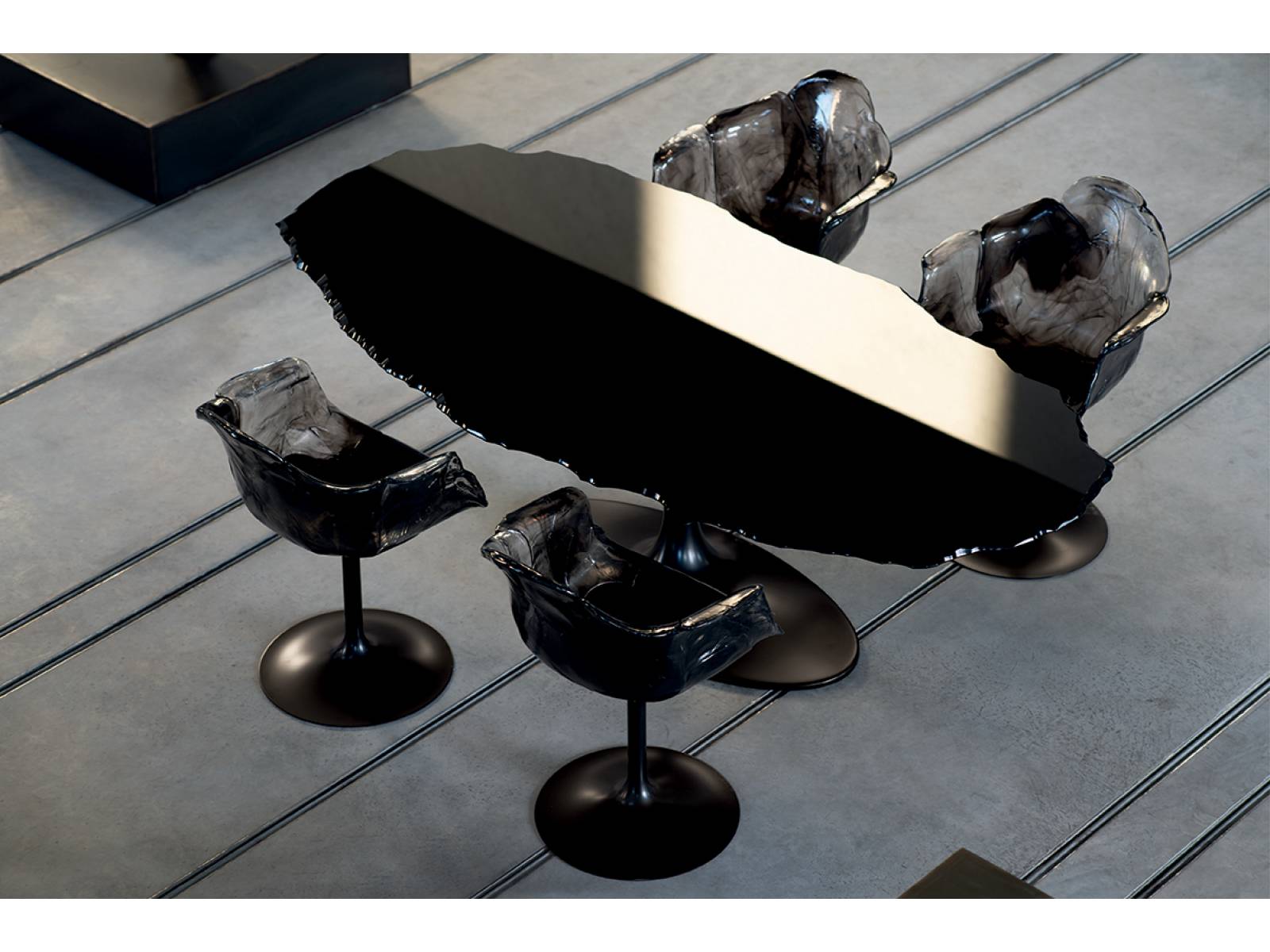 2017 stellte Jacopo Foggini das ausgefallene Sitzmöbel aus Polycarbonat zum ersten Mal vor. Die transparente Sitzschale, die sich wie eine grazile Blüte auf einem Fuss aus Metall entfaltet, wurde am diesjährigen Salone del Mobile in Anthrazit-Schwarz-Tönen gezeigt. Edra.