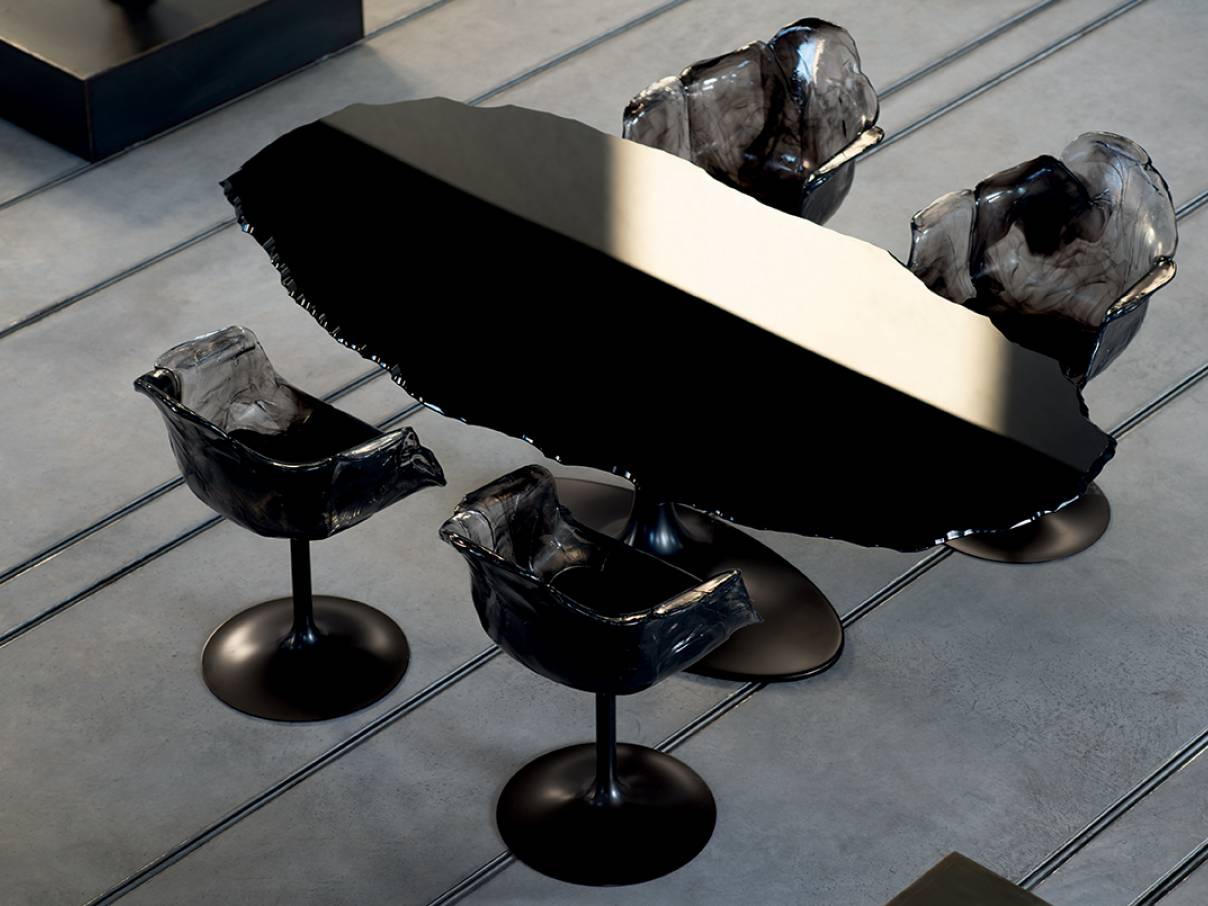 2017 stellte Jacopo Foggini das ausgefallene Sitzmöbel aus Polycarbonat zum ersten Mal vor. Die transparente Sitzschale, die sich wie eine grazile Blüte auf einem Fuss aus Metall entfaltet, wurde am diesjährigen Salone del Mobile in Anthrazit-Schwarz-Tönen gezeigt. Edra.
