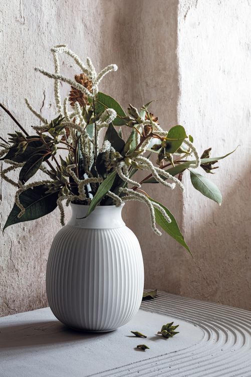 Die klassische, zylinderförmige Lyngbyvase bekommt ein Pandent, das Kurven zeigt. Die abgerundete Form von «Curve» basiert auf traditionellen Entwürfen des dänischen Porzellanherstellers. Besonders elegant wird die Vase durch die Kombination matter und glänzender Oberflächen. Lyngby Porcelæn.