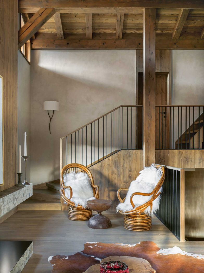 Zwei kuschlige Vintagesessel flankieren den Aufgang ins Obergeschoss.