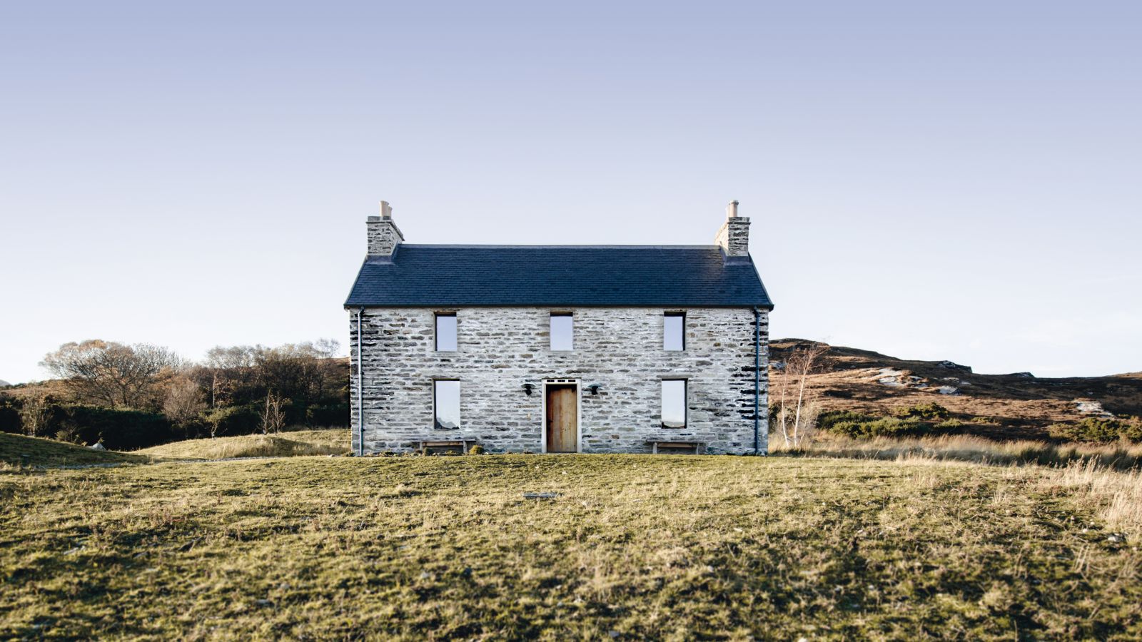 Farblich fügt sich das Cottage innen wie aussen in die romantische schottische Landschaft. Der Stein für die Mauern wird in der Gegend abgebaut.
