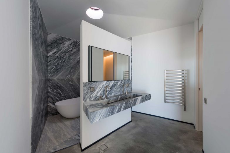 Die Decke im Bad ist einem Gewölbe ähnlich und entspricht der Gestaltung in allen anderen Innenräumen.