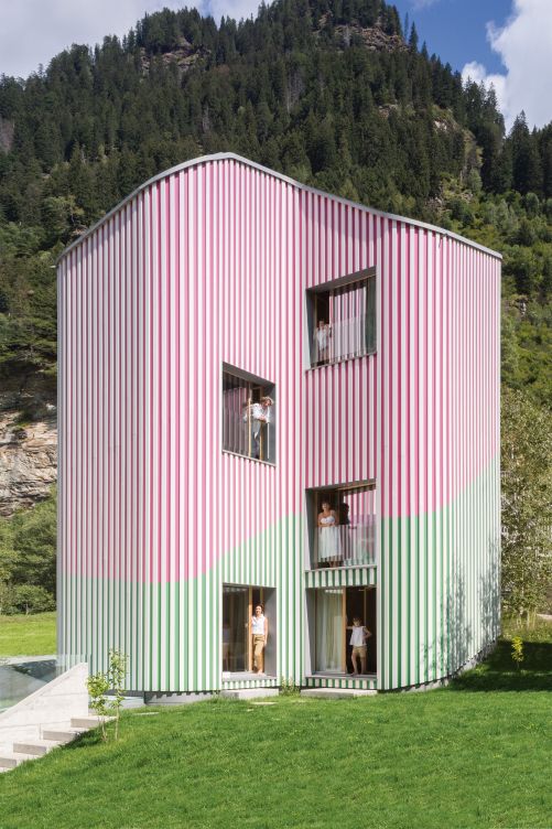 Architekt Davide Macullo bewohnt das Obergeschoss des Ferienhauses im Calancatal, die Unternehmerin Oksana Kudin mit ihren drei Mädchen Sofia, Frida und Liza das Erdgeschoss.