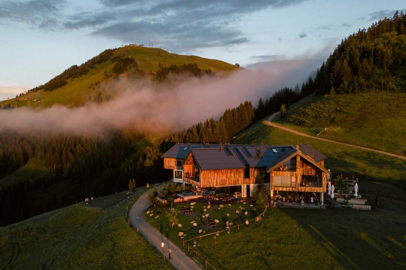 Die «Kraftalm» liegt gleich neben der Mittelstation der Hohen Salve mittendrin in der Ski- und Wanderwelt Wilder Kaiser – Brixental in den Kitzbüler Alpen.  Foto: Emanuel Adensam.