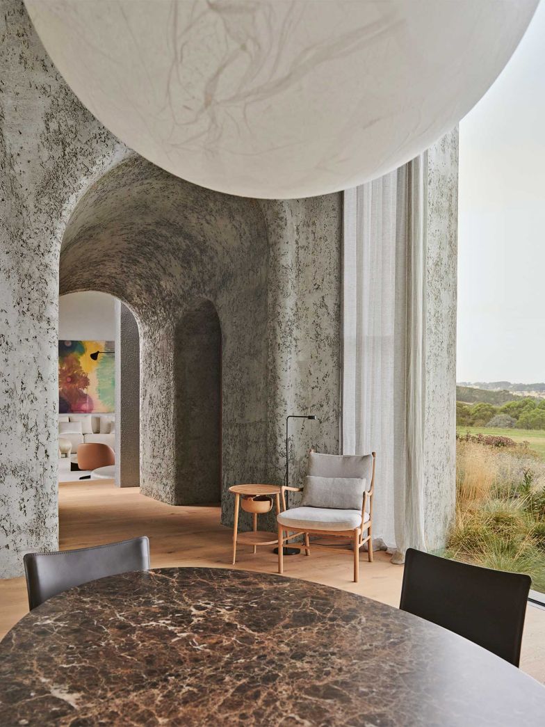 In der Küche greifen raue Wände nach feinen Strukturen, Stoff streift Papier, Holz schmiegt sich an Stein, Rundbögen durchbrechen Geometrie.