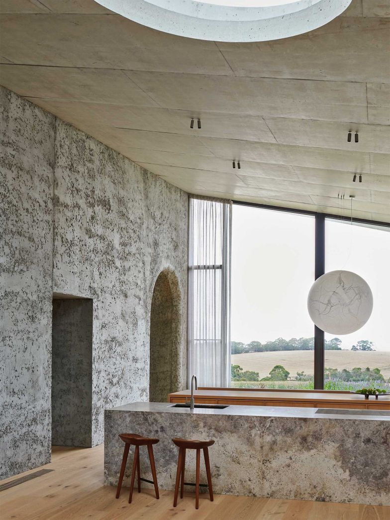 Hohe Fenster und Oberlichter tauchen alles in natürliches Licht.
