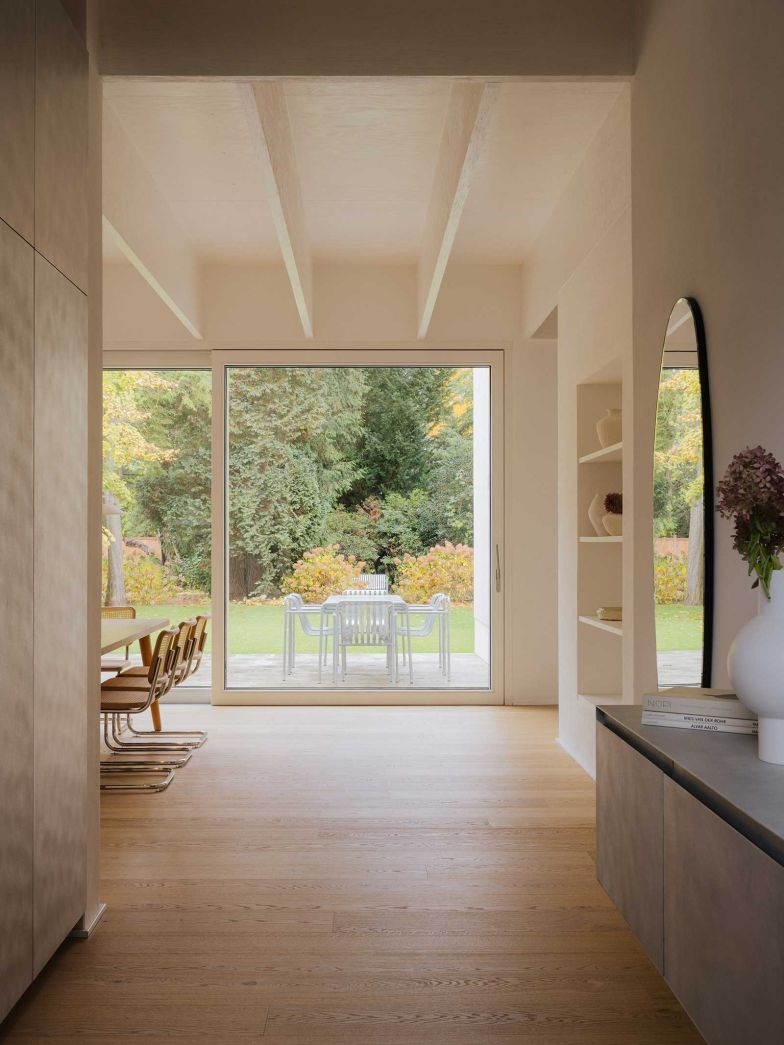 Das Erdgeschoss öffnet sich grosszügig zum Garten. 