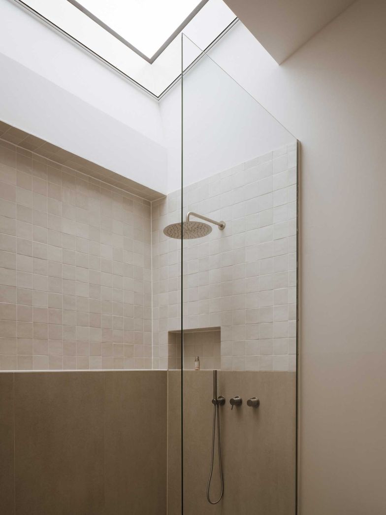 Dank des Oberlichts ist es möglich, beim Duschen in den Himmel zu blicken.