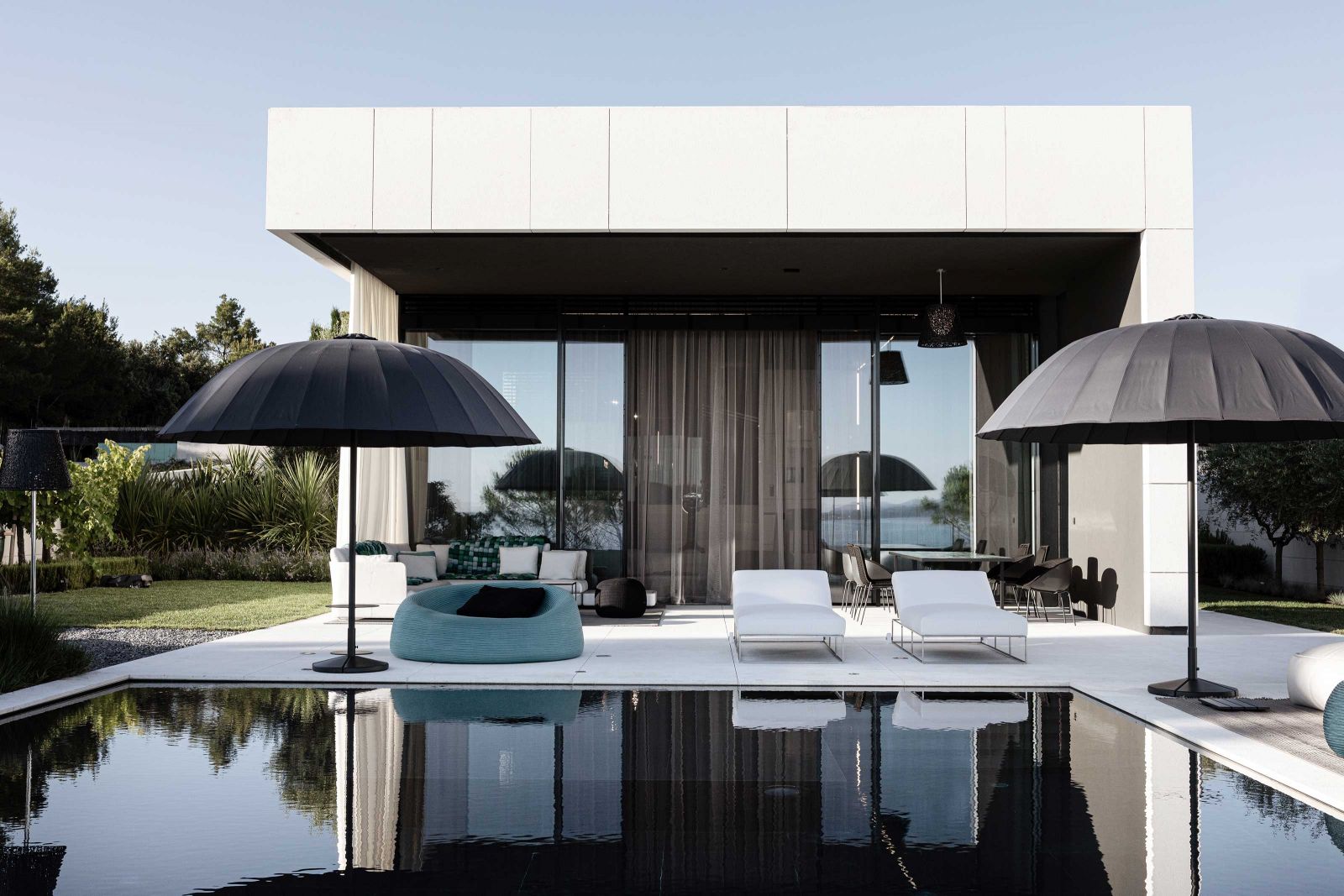 Die loungeartige Terrasse wird durch eine fünf Meter hohe Glasfront von Ess- und Wohnbereich getrennt. Bei kompletter Öffnung der Glasfronten entsteht hier eine atmosphärische Verbindung zwischen Innen und Aussen.
