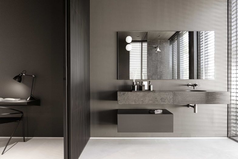 Im Bad spiegelt sich die puristische, exquisite Architektur.
