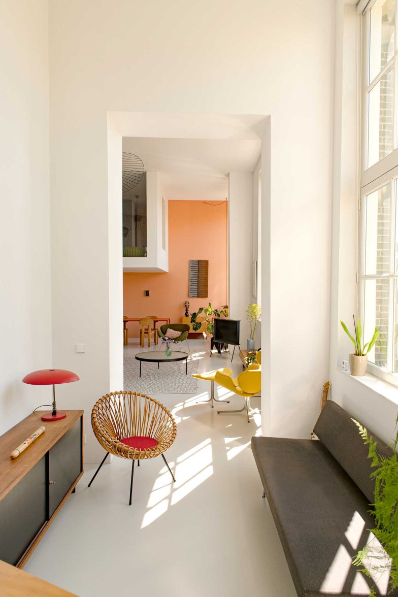 Das Haus ist geprägt von Vintage-­Fundstücken. Der Rattanstuhl war ein Geburtstagsgeschenk von Martijn. Der «Big Tulip»-Sessel (1. Auflage) von Pierre Paulin stammt aus dem Besitz seiner Gross­mutter. Kommode: Cees Braakman, Schlaf­sofa: Martin Visser.