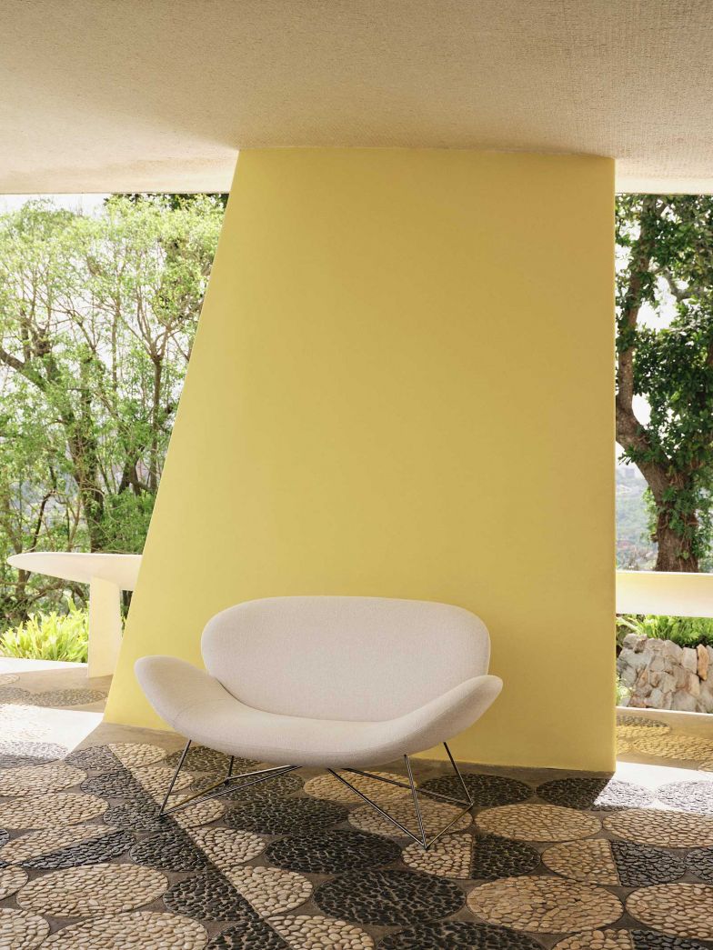 Auch das Sofa «D.157.6» oder «Due Foglie» gehört zu den Möbeln, die Ponti für die Villa in Caracas entwarf. In diesem Jahr neu aufgelegt, steht es exemplarisch für Molteni&Cs Mission, vergessene Meisterwerke des 20. Jahrhunderts wiederzubeleben und einem zeitgenössischen Publikum zugänglich zu machen.