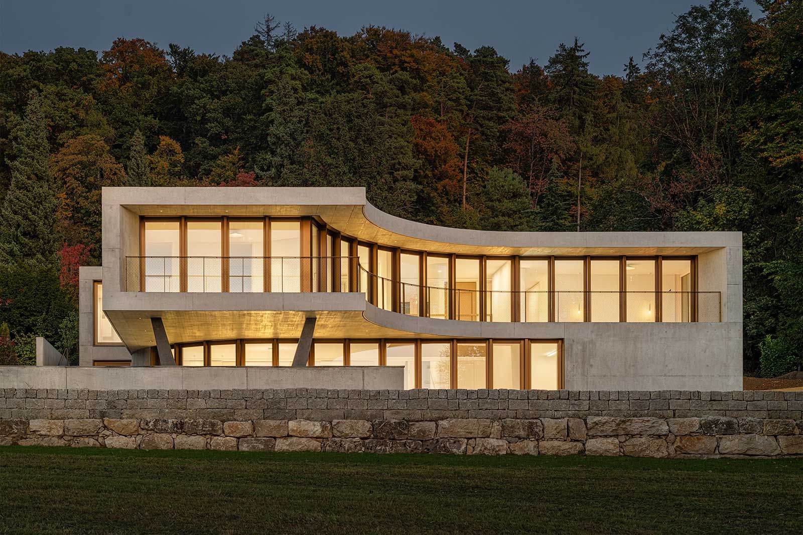 In Harmonie mit der Umwelt: Das Winkelhaus ist das erste Schweizer Projekt von Estudio KMMK.