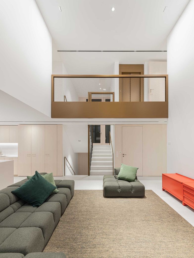 Der Luftraum verstärkt die Grosszügigkeit des Wohnbereichs und verbindet die Ebenen visuell miteinander.