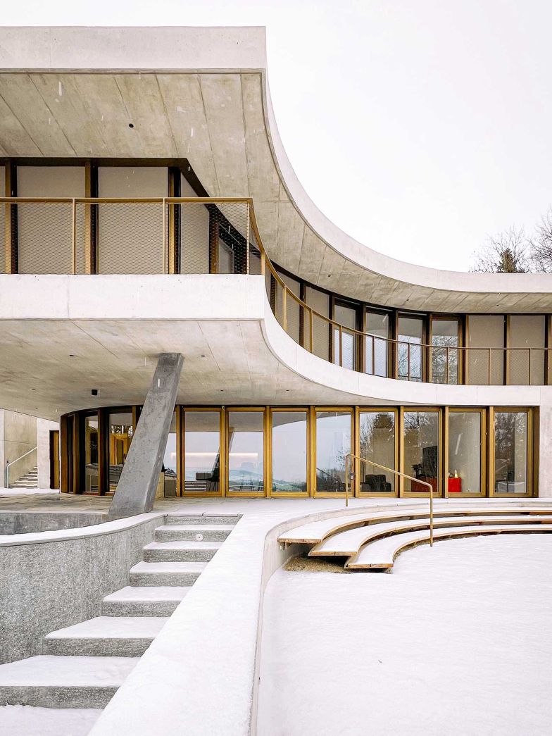 Die Architektur ist ein Dialog zwischen Licht, Beton, Stein und Zeit.