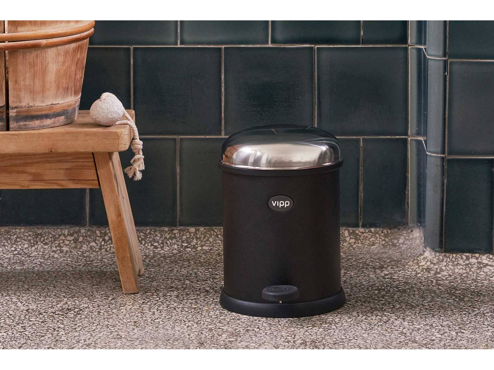 Kompakt, präzise, ikonisch: Der Treteimer «Vipp 12» übersetzt das klassische Design von 1939 in eine zeitgemässe Form. Mit glatter Oberfläche, leiser Mechanik und recyceltem Innenbehälter vereint er Funktionalität und Stil – ein kleines Objekt mit grosser Designgeschichte. VIPP.