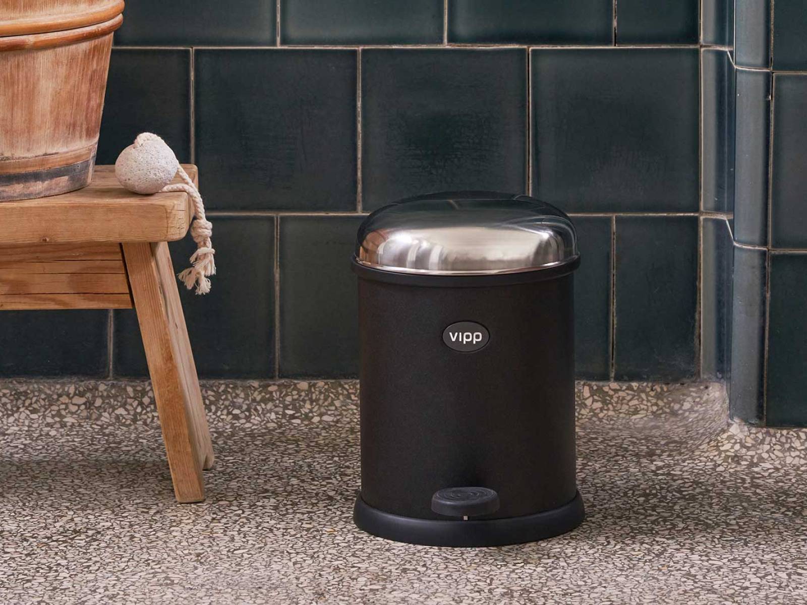 Kompakt, präzise, ikonisch: Der Treteimer «Vipp 12» übersetzt das klassische Design von 1939 in eine zeitgemässe Form. Mit glatter Oberfläche, leiser Mechanik und recyceltem Innenbehälter vereint er Funktionalität und Stil – ein kleines Objekt mit grosser Designgeschichte. VIPP.