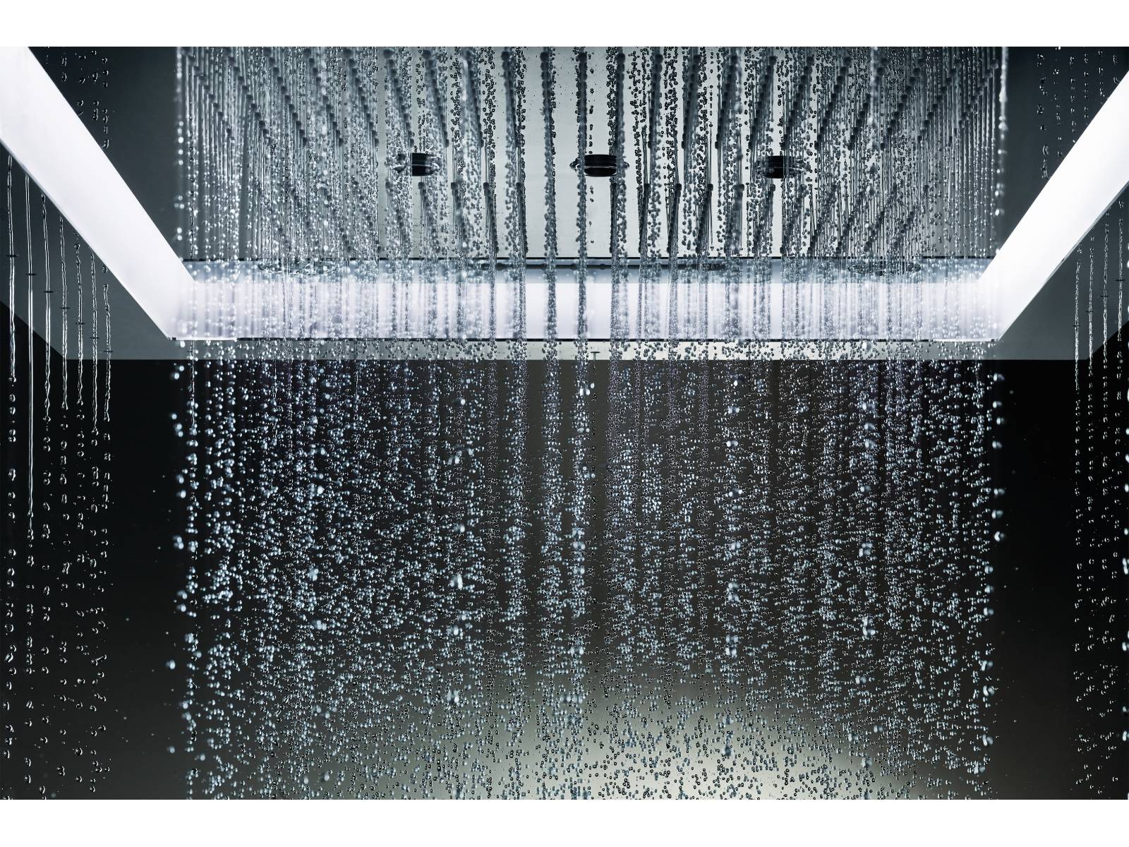 «Aqua Symphony» heisst die Dusche, die mit einer Grösse von rund 100 x 76 Zentimetern beeindruckt. Wie ein Vorhang aus unzähligen Tropfen fällt das Wasser herab, das in Kombination mit verschiedenen Düsen und Lichtversionen ein luxuriöses Duscherlebnis verspricht. Grohe.