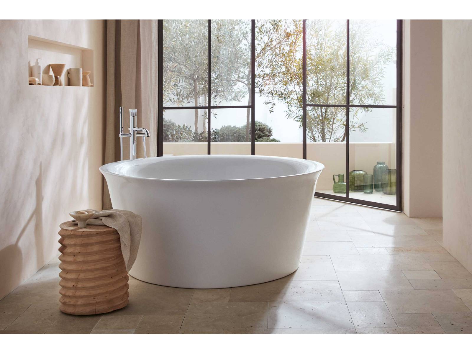 Philippe Starck schuf mit «White Tulip» sein erstes komplettes Bad. Der zarte Charakter der Serie ist der Silhouette einer blühenden Tulpe zu verdanken, an welcher sich der Designer orientiert hat. Die freistehende Badewanne gibt es in oval sowie grosszügig rund. Duravit.