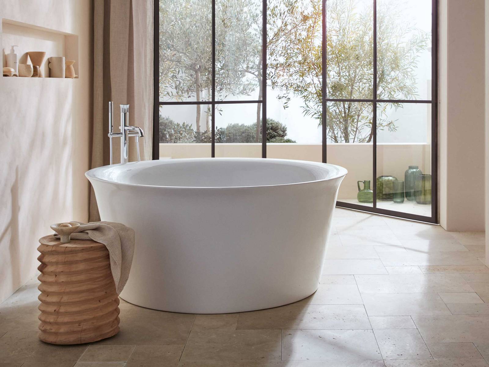 Philippe Starck schuf mit «White Tulip» sein erstes komplettes Bad. Der zarte Charakter der Serie ist der Silhouette einer blühenden Tulpe zu verdanken, an welcher sich der Designer orientiert hat. Die freistehende Badewanne gibt es in oval sowie grosszügig rund. Duravit.