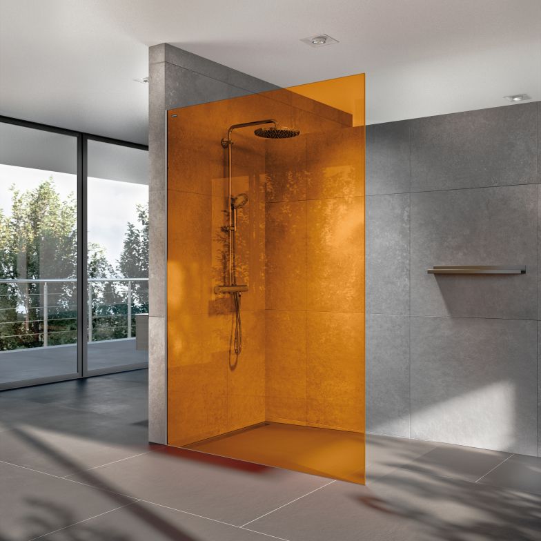 Die puristische Duschwand «Air Colours» in vier modernen Farbtönen als ausdrucksstarkes Gestaltungselement eines Badezimmers. Im Bild: Sunset Gold.