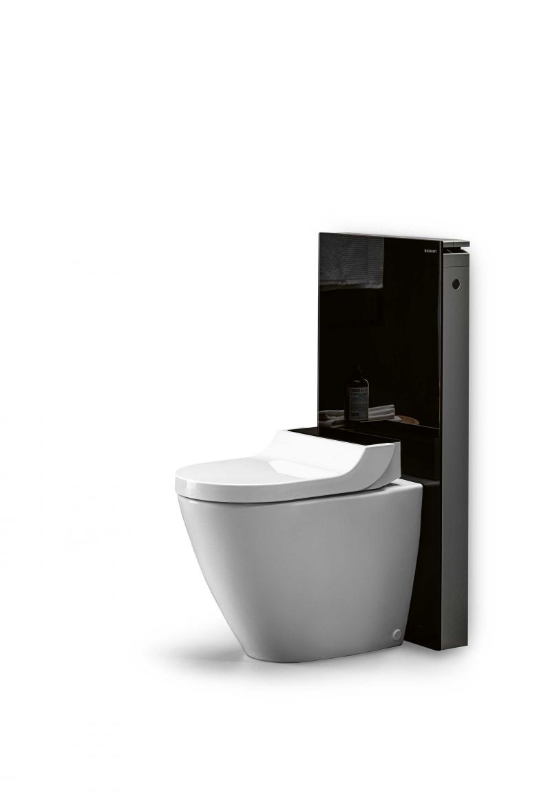 Das moderne Dusch-WC «Tuma» bietet sanfte Körperpflege mit Wasser anstatt mit Papier. Dabei bringt es Funktionen wie die WhirlSpray-Duschtechnologie, Sitzheizung, Geruchsabsaugung und Warmluftföhn mit und lässt sich als Aufsatz nachrüsten. GEBERIT. 