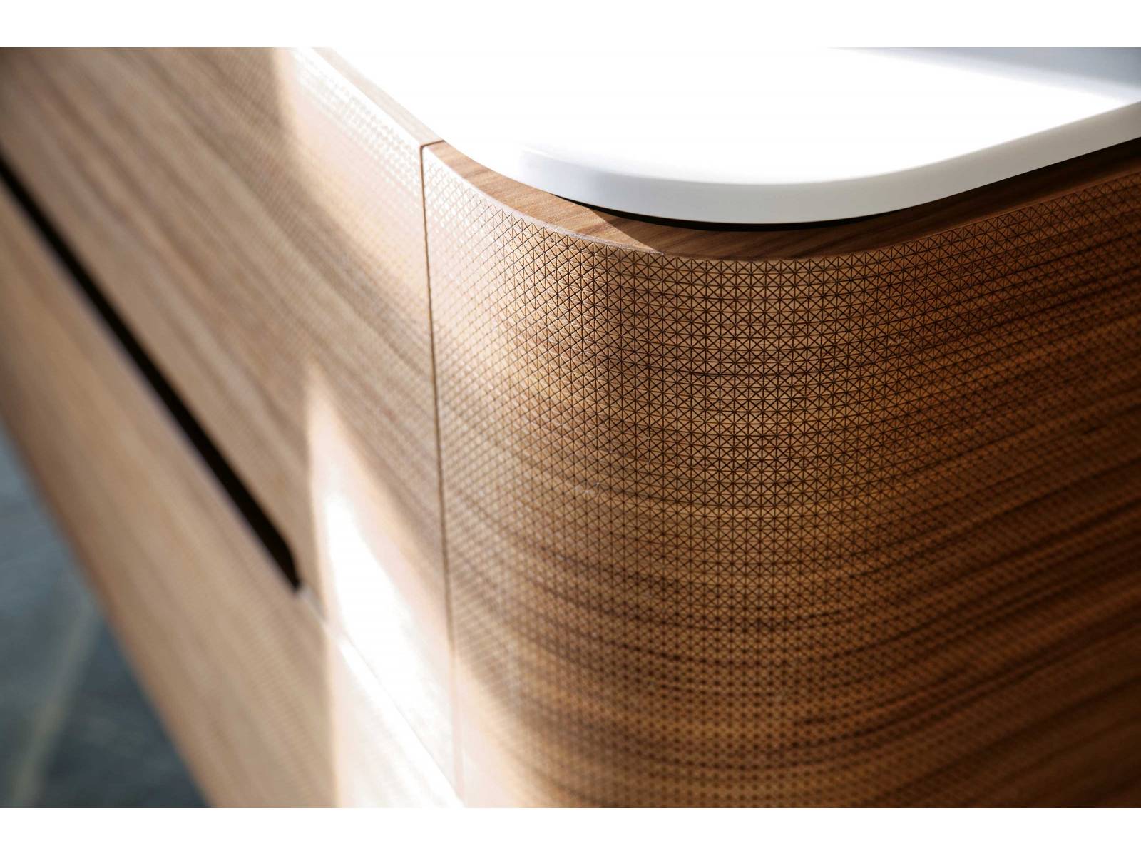Ein Hauch von Japan umweht das Möbelprogramm «Vanity Namiura». Besonderes Augenmerk legte der Schweizer Hersteller aus dem Emmental auf reduziertes Design und hochwertig verarbeitete Oberflächen. Neben dem Waschtisch umfasst die attraktive Serie auch Wandschränke und einen schmucken Paravent. LOOSLI.
