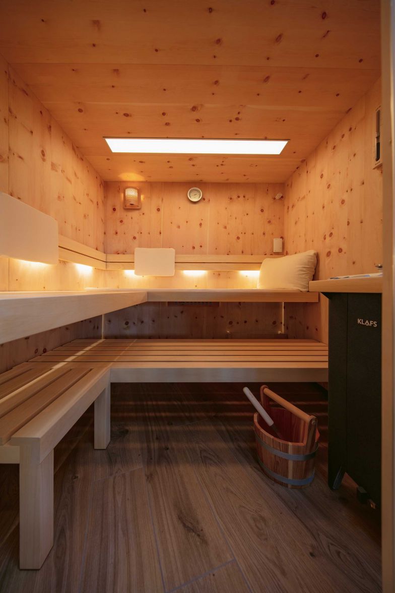 So wie der Name besagt, so einfach lässt sich die Sauna «Easy» ganz ohne professionelle Hilfe in wenigen Stunden aufbauen. Sowohl die Aussen- als auch die Innenverkleidung gibt es in verschiedenen Ausführungen, wie in diesem Beispiel hier in Arve. Zum 50-Jahr-Jubiläum wurde «Easy» in ein 360° Schweizer Bergpanorama gepackt. KLAFS.CH