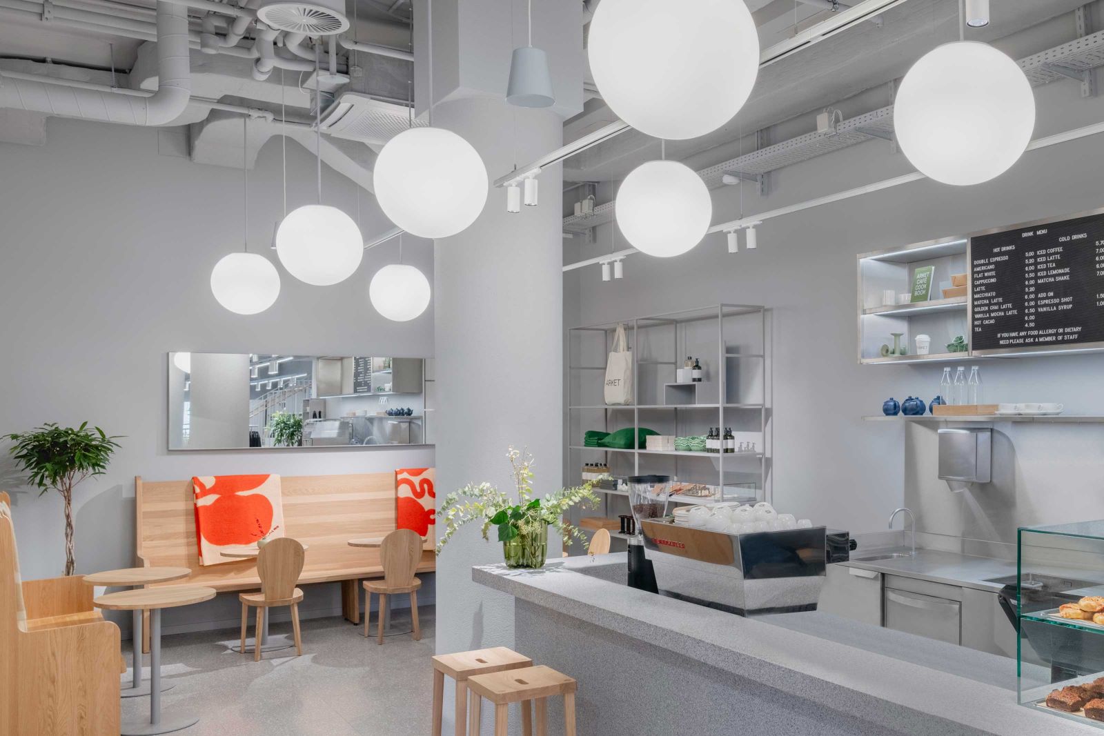Arket bietet nordische Wohnaccessoires, Lifestyleprodukte und ein Café unter einem Dach.