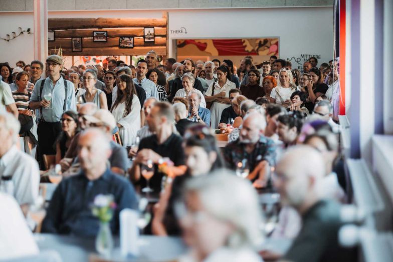 Beim Jubiläumsanlass interessieren sich viele BesucherInnen für die Geschichten aus dem Hause Baltensweiler.