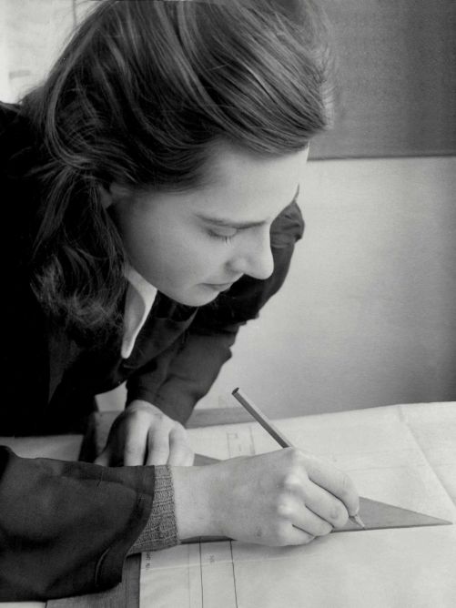 Rosmarie Baltensweiler war eine Lichtgestalt des Schweizer Designs – Innenarchitektin, Gestalterin und Pionierin des modernen Leuchtendesigns. Foto aus dem Jahr 1949.