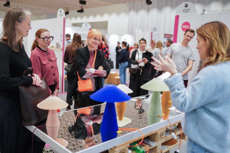 Im Kongresshaus können die BesucherInnen an allen drei Tagen die Designer persönlich kennenlernen und ihre Entwürfe aus erster Hand kaufen.