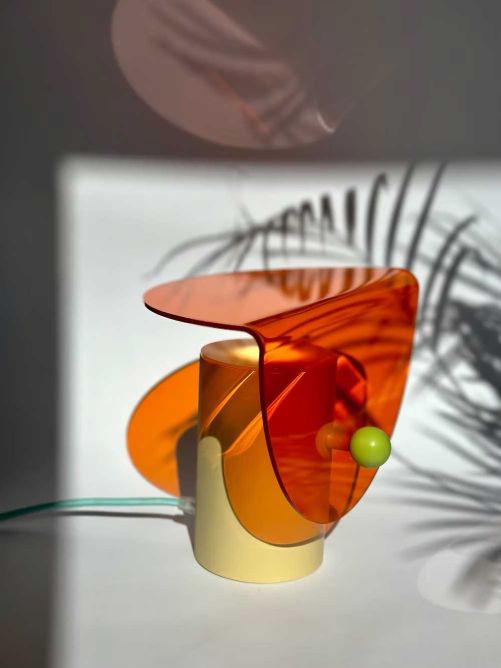 Die Leuchte «Juicy» ist eine dimmbare Tischlampe mit einem verstellbaren Acrylglas-Schirm. Es gibt sie monochrom oder in mehreren Farben und die Schirme können getauscht werden. Das handgefertigte Designstück aus Zürich stammt von Valentino Scussel, der an der Blickfang den «Future Forward Award» gewonnen hat. VALENTINO SCUSSEL, www.valentinoscussel.design