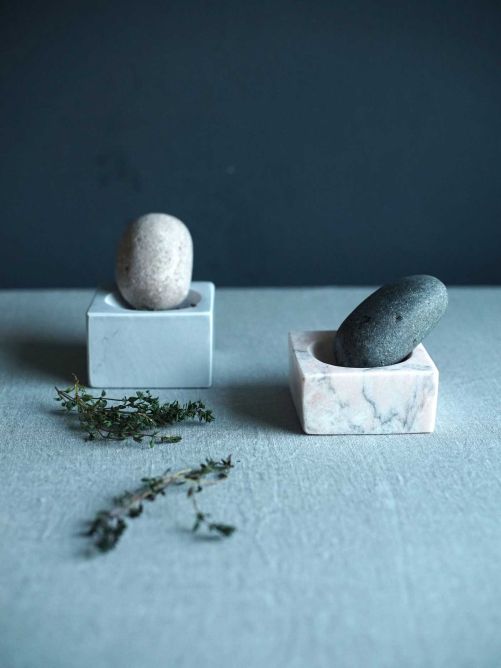 Das Label «Pacha & b» hat sich auf Wohnaccessoirs aus Naturmaterialien spezialisiert. Das schlichte, naturnahes Design wird in liebevoller Handarbeit in Basel hergestellt. Zum Sortiment gehören die Tischmörser «MO & LINA». Im harten Marmor lassen sich Pfefferkörner, Gewürze oder Kekse ganz einfach in feine Krümel zerreiben. PACHA & B, www.pachaundb.ch
