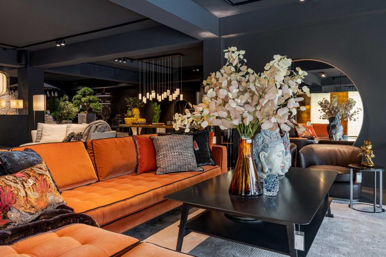 Mit unterschiedlichen Gestaltungskompositionen hat das Team von Colombo mit der Maxalto Kollektion neue Wohnwelten geschaffen, wie hier mit dem Sofa «Lucrezia» von Maxalto.
