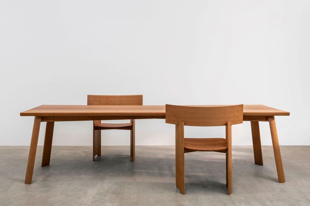 Tisch und Sitzgelegenheit «Arco» von Maria Jeglinska-Adamczewska.