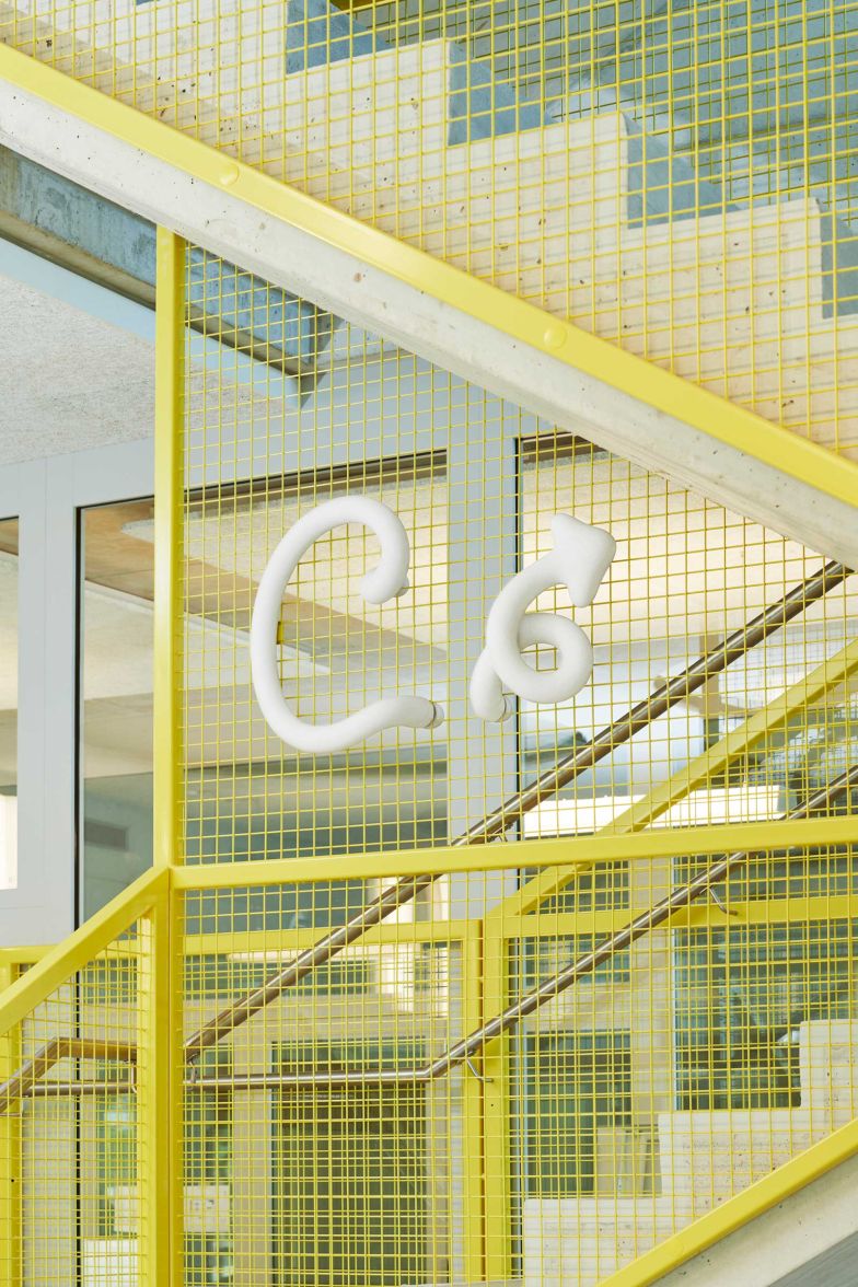 Nominiert in der Kategorie In Between: Signaletik Schule Thurgauerstrasse, Zürich – ein interdisziplinäres Projekt zwischen Architektur, Grafik und Materialinnovation.