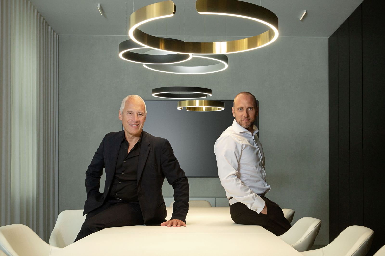 An der Seite von CEO Axel Meise (l.i.B.) ist Benno Zerlin als neuer co-CEO. Gemeinsam wollen sie das Designleuchten-Unternehmen Occhio weiter ausbauen.