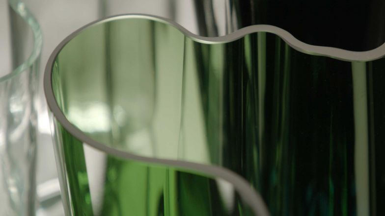 Die Aalto Vase mit ihrer asymmetrischen Form ist längst ein Design-Klassiker.