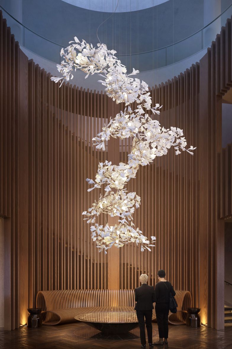 Für ihre Werke verwendet die Designerin Bone China Porzellan, das sich aufgrund seiner Tansluzenz hervorragend durch zusätzliche Lichtquellen (LED’s) inszenieren lässt. Im Bild: eine vier Meter lange Version des Projektes »Gingko».